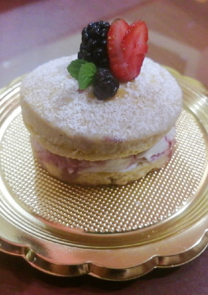 Una foto de Scones dulces con mermelada de frutos rojos con queso Philadelphia