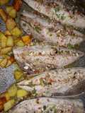 Filetti di sgombro e granella di mandorle al forno con patate