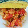 Arepas colombianas rellenas de bacalao guisado