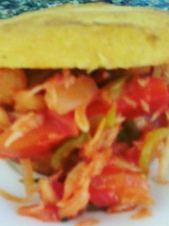 Una foto de Arepas colombianas rellenas de bacalao guisado