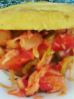 Una foto de Arepas colombianas rellenas de bacalao guisado