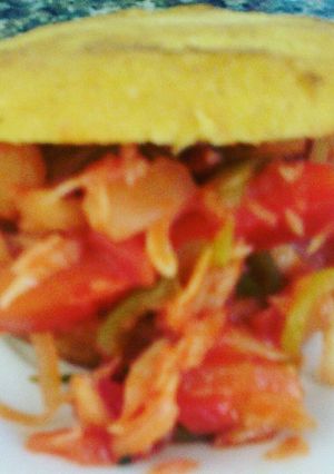 Una foto de Arepas colombianas rellenas de bacalao guisado