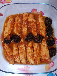 Una foto de Pollo con ciruelas