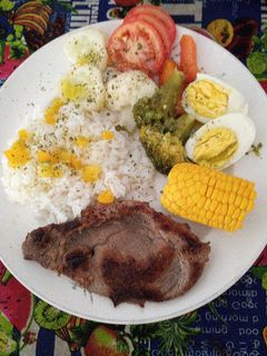 Una foto de Bife a la plancha con arroz y verduras hervidas