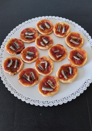 Une photo de Mini pizzas aux anchois 🍎🍷