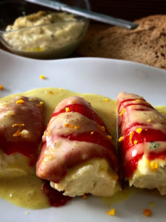 Una foto de Pimientos rellenos de brandada de bacalao, con salsa curry a la naranja