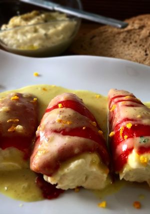 Una foto de Pimientos rellenos de brandada de bacalao, con salsa curry a la naranja