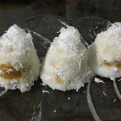 รูปของ Kue Dongkal mini / Kue Berkel (kue beras & kelapa isi gula merah)