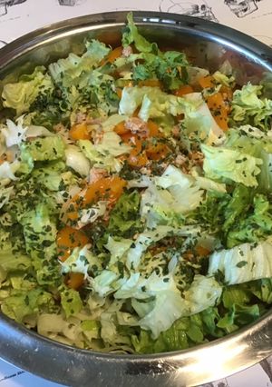Une photo de Scarole au thon,tomates cerises oranges et persil
