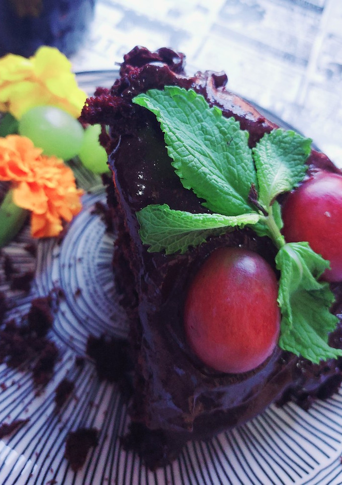 Una foto de Tarta de chocolate y Vino tinto