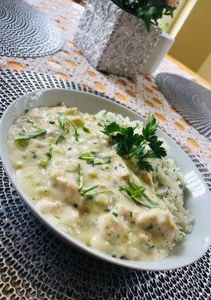 Tejszínes-póréhagymás-füstölt sajtos csirkeragu recept fotója