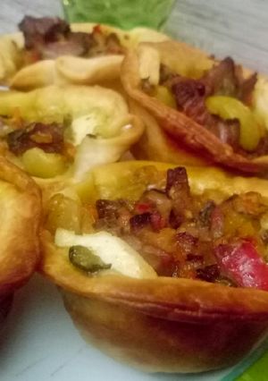 Una foto de Canastitas y empanadas de carne a cuchillo