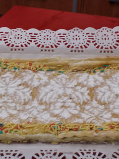 Una foto de Tarta de hojaldre con cabello de ángel y almendra