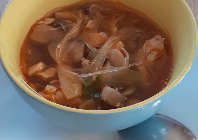 Asiatische Hühnersuppe mit Glasnudeln