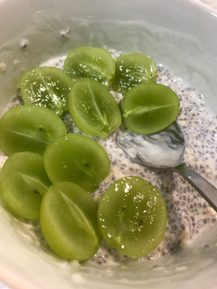 Una foto de Bowl chia, avena y uva con kefir