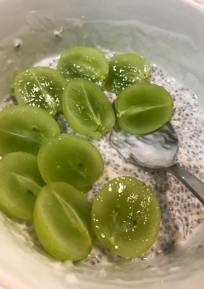 Una foto de Bowl chia, avena y uva con kefir