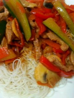 Una foto de Fideos de arroz con salto de verduras