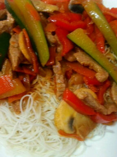 Una foto de Fideos de arroz con salto de verduras