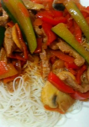 Una foto de Fideos de arroz con salto de verduras