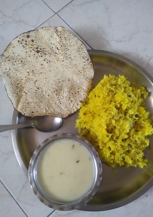 લસણ વાળી ખીચડી (garlic Khichdi Recipe in Gujarati) રેસીપી મુખ્ય ફોટો