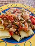 Rigatoni con salsa tomate y caballa