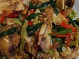 Ayam tumis daun pre