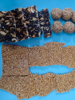 તલ ની ચીકકી (Til Chikki Recipe In Gujarati) રેસીપી મુખ્ય ફોટો