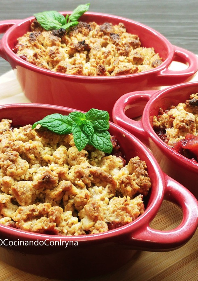 Una foto de Crumble de ciruelas