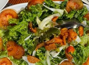 Foto de Salada de Alface e Tomate com Pimentos Assados
