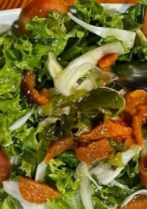 Foto de Salada de Alface e Tomate com Pimentos Assados