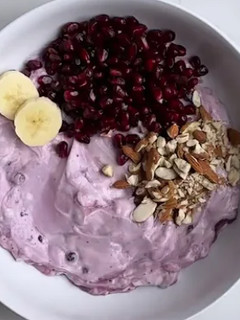 Foto de Bowl de Iogurte com Frutas Vermelhas e Cereais