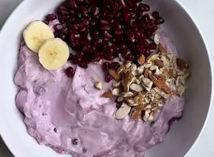Foto de Bowl de Iogurte com Frutas Vermelhas e Cereais