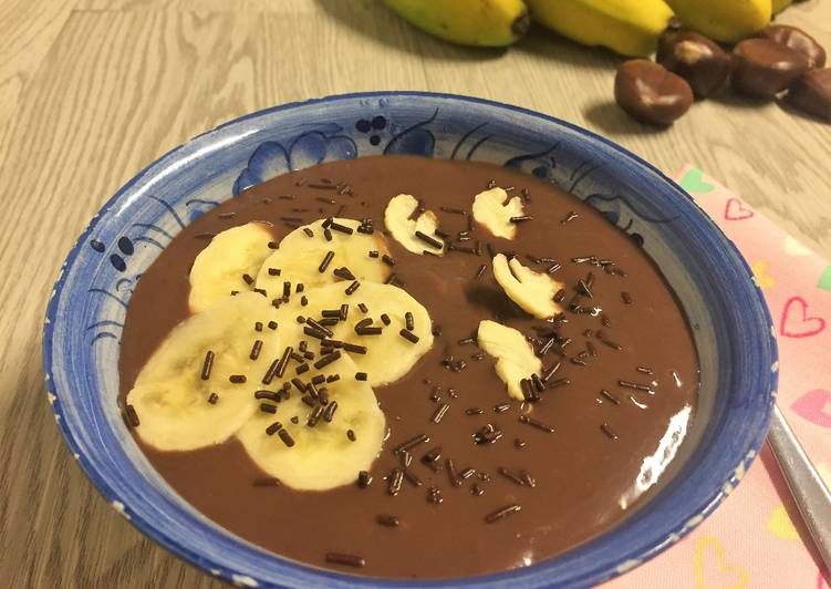 Postre de chocolate a la taza con crema de castañas y plátano