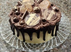 Una foto de Drip cake con golosinas - Torta de celebración de aniversario 💞