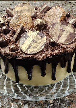 Una foto de Drip cake con golosinas - Torta de celebración de aniversario 💞