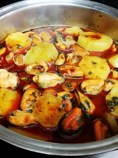 Una foto de Mejillones con patatas en salsa de pimentón
