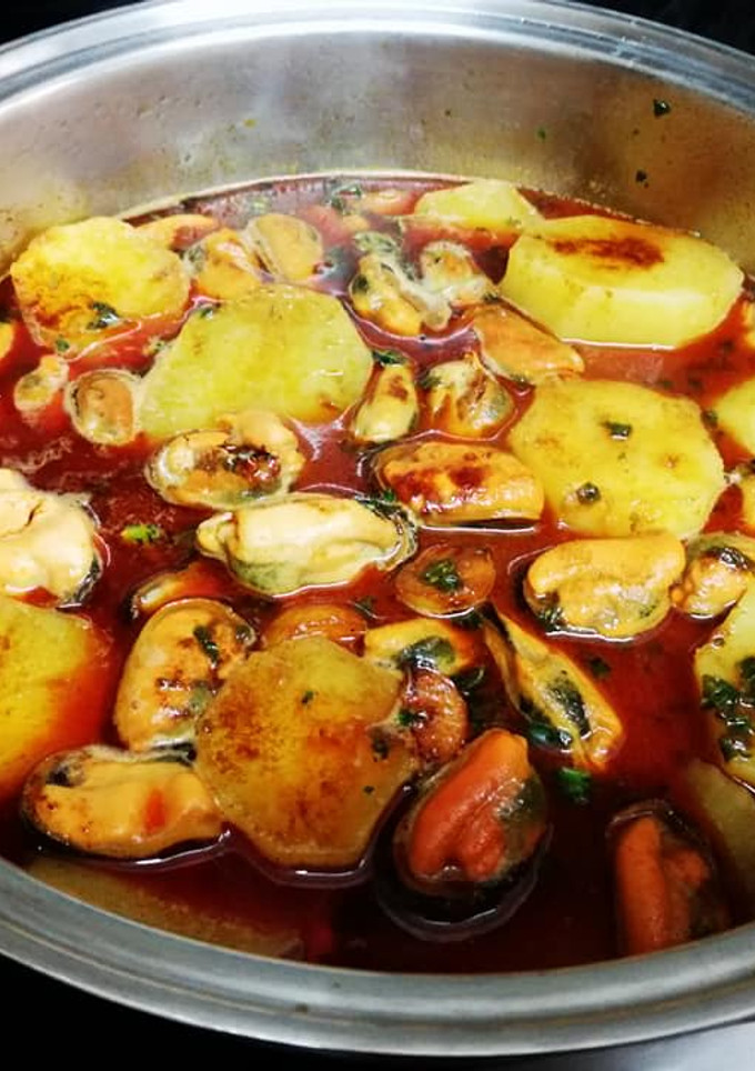 Una foto de Mejillones con patatas en salsa de pimentón