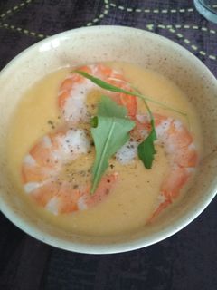 Una foto de Crema fría de puerros con langostinos