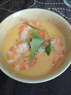 Una foto de Crema fría de puerros con langostinos