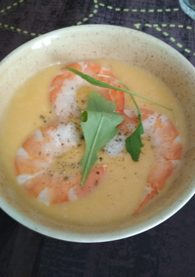 Una foto de Crema fría de puerros con langostinos