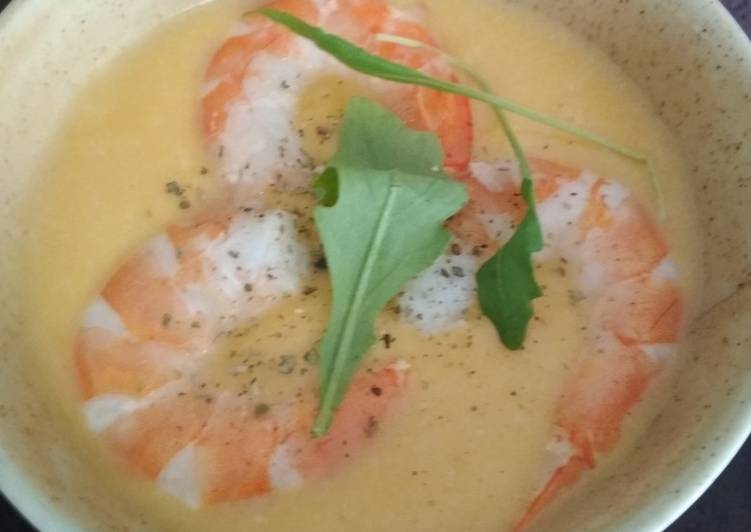 Crema fría de puerros con langostinos