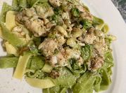 Una foto de tagliatelle con pollo