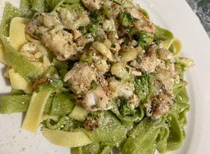 Una foto de Tagliatelle con pollo brócoli y coliflor con queso parmesano. 🍲🧀