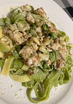 Una foto de Tagliatelle con pollo brócoli y coliflor con queso parmesano. 🍲🧀