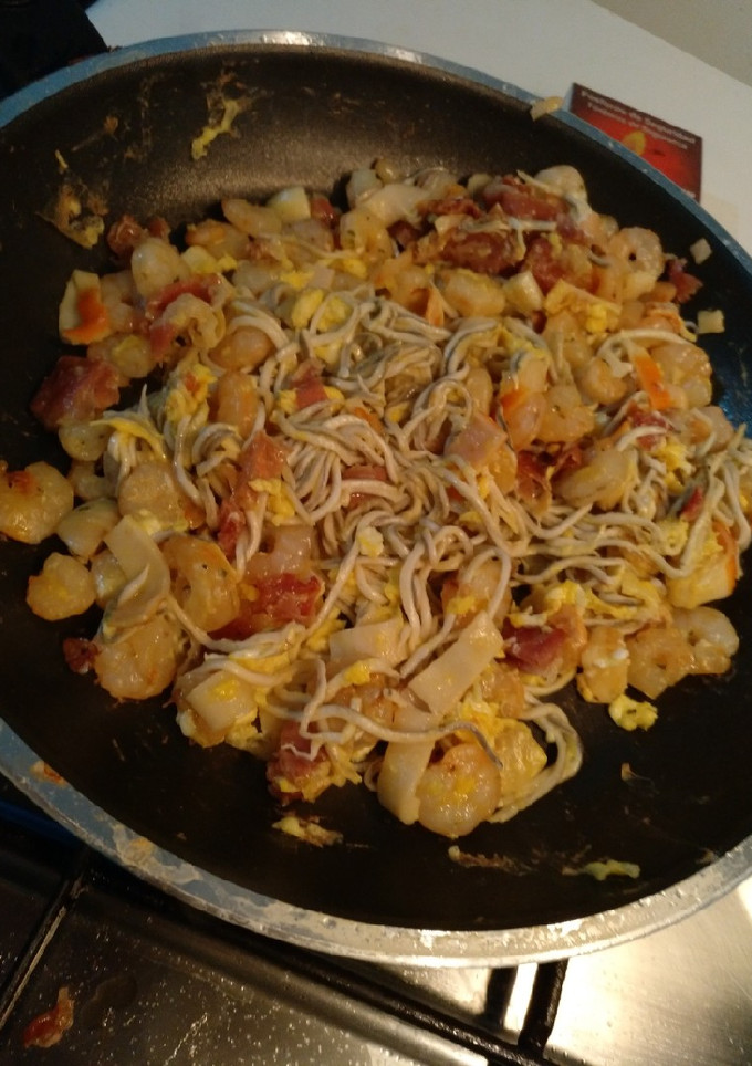 Una foto de Revuelto de gambas, jamón y gulas
