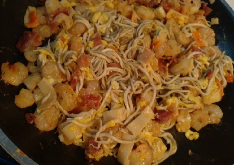Revuelto de gambas, jamón y gulas