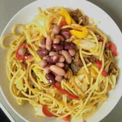 A picture of Spaghetti with cocktail beans.