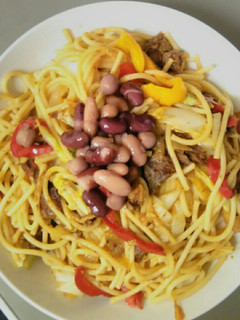 A picture of Spaghetti with cocktail beans.