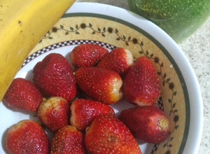 Una foto de Licuado de fresa con plátano y chía 🥤