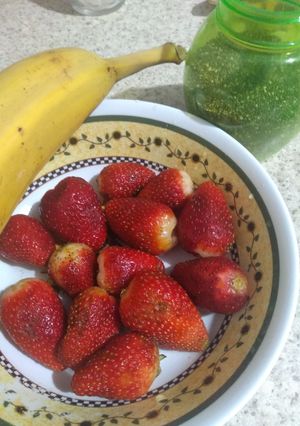 Una foto de Licuado de fresa con plátano y chía 🥤